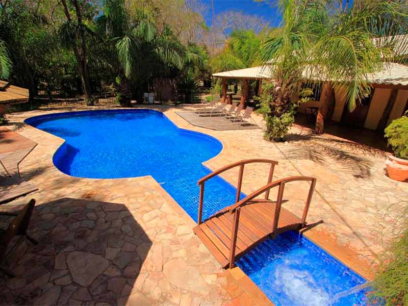 Piscina vazia do Cabanas, dica entre os hotéis em Bonito, com ponte no meio