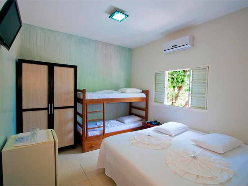 Quarto da Calliandra, dica entre as pousadas em Bonito, com cama de casal e beliche