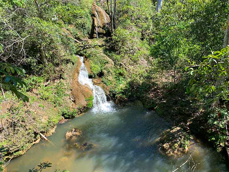 Uma das cachoeiras da Ceita Corê em meio a uma área verde