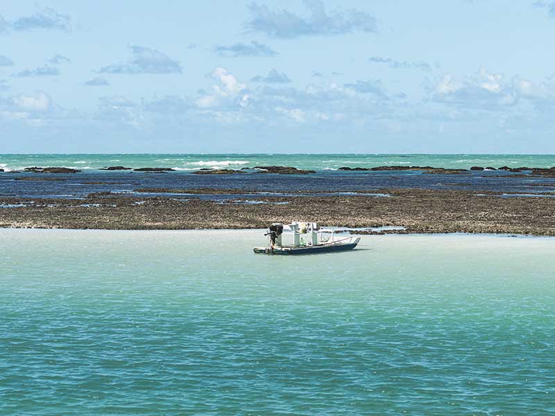 Como ir para Maragogi: Jangada em passeio de barco pelas galés