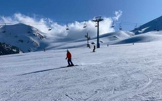 Homem esquia descendo a montanha em Corralco, no Chile