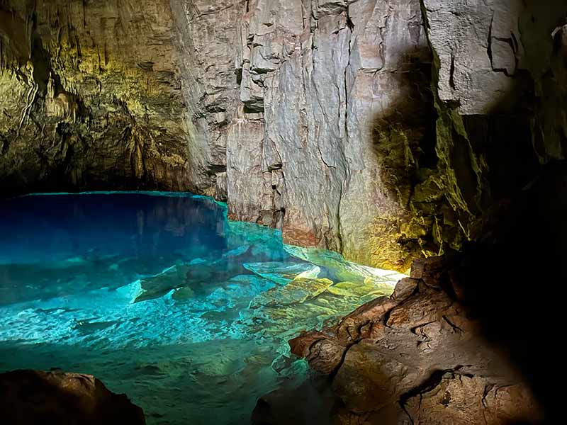 Água azul cristalina da Gruta do Mimoso