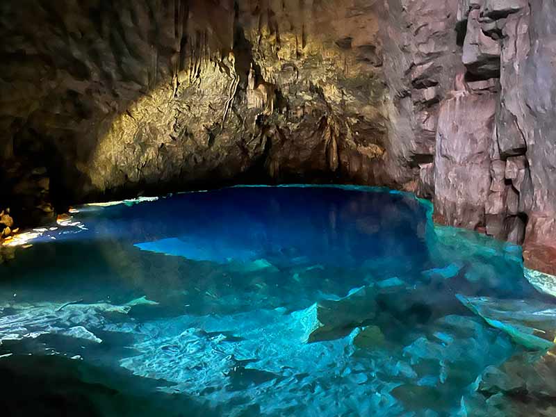 Água azul cristalina na Gruta do Mimoso, em Bonito, MS