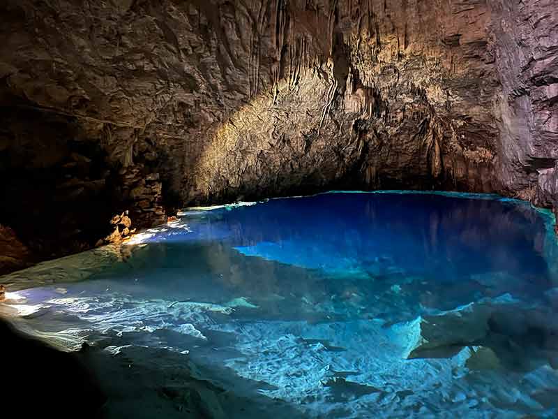 Água azul cristalina da Gruta do Mimoso, um dos passeios mais recentes em Bonito, MS