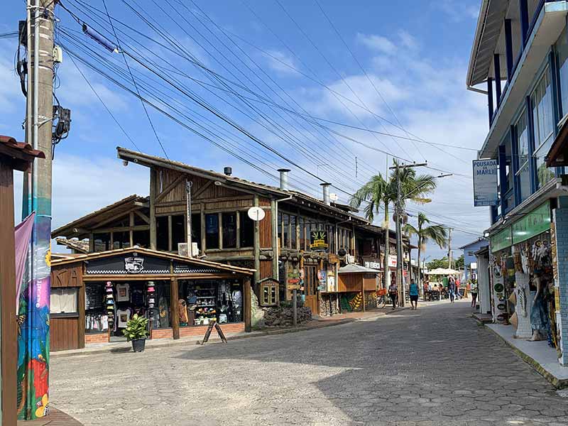 O centro da vila é onde fica a maioria das pousadas na Guarda do Embaú