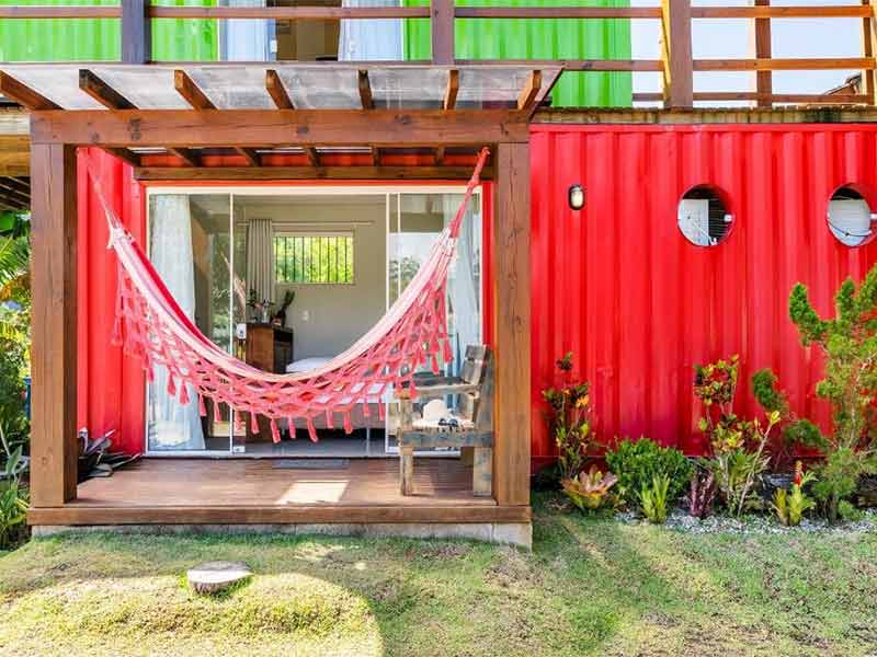 Fachada da Container Eco Guarda, opção ecológica entre as pousadas na Guarda do Embaú