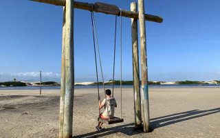 Homem em Balanço na praia da Guarda do Embaú