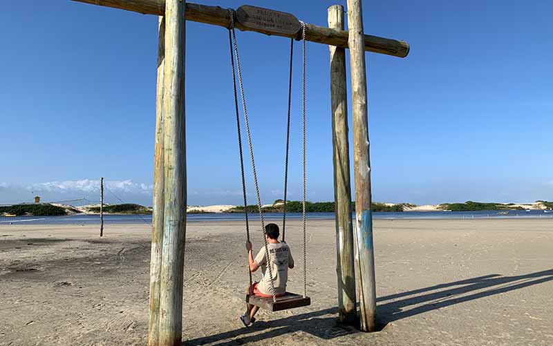 Homem em Balanço na praia da Guarda do Embaú