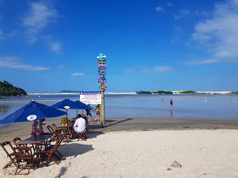 Cadeiras e mesas na praia da Guarda do Embaú