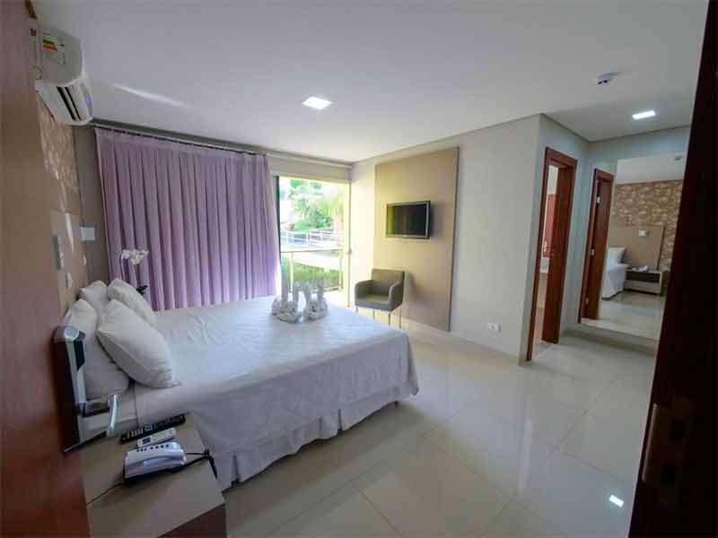 Quarto do Marruá Hotel com cama de casal, ar-condicionado e TV