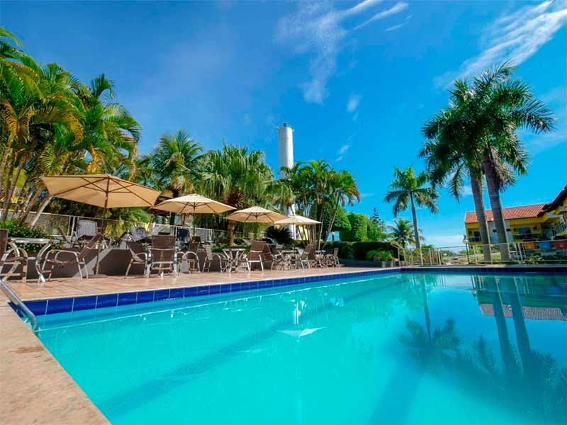 Piscina vazia do Marruá Hotel em dia de céu azul