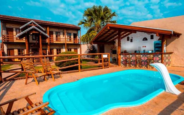 Piscina vazia da Muito Bonito, dica entre os hotéis em Bonito, em dia de céu azul com poucas nuvens