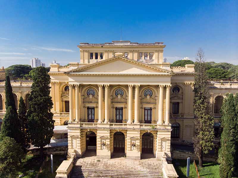 Fachada do museu em dia de céu azul