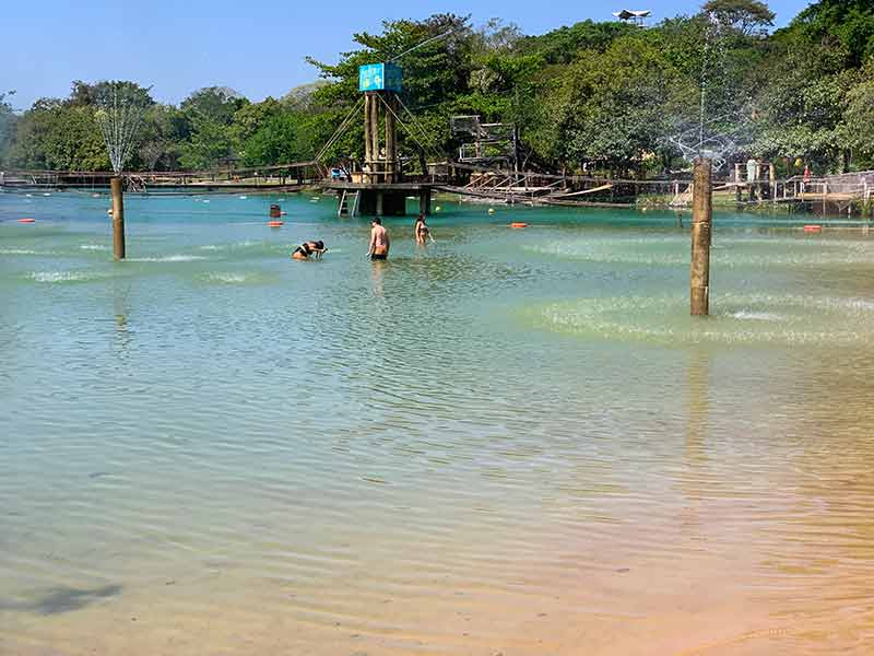 Praia de rio da Nascente Azul com pessoas se divertindo na água