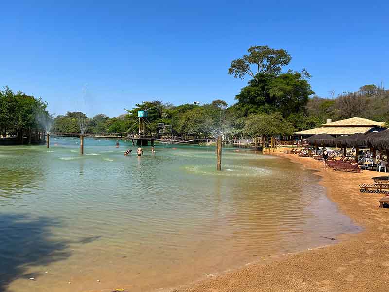 Praia de rio da Nascente Azul em dia de céu claro em Bonito