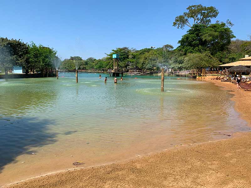 Pessoas nadam em lago de praia de água doce na Nascente Azul