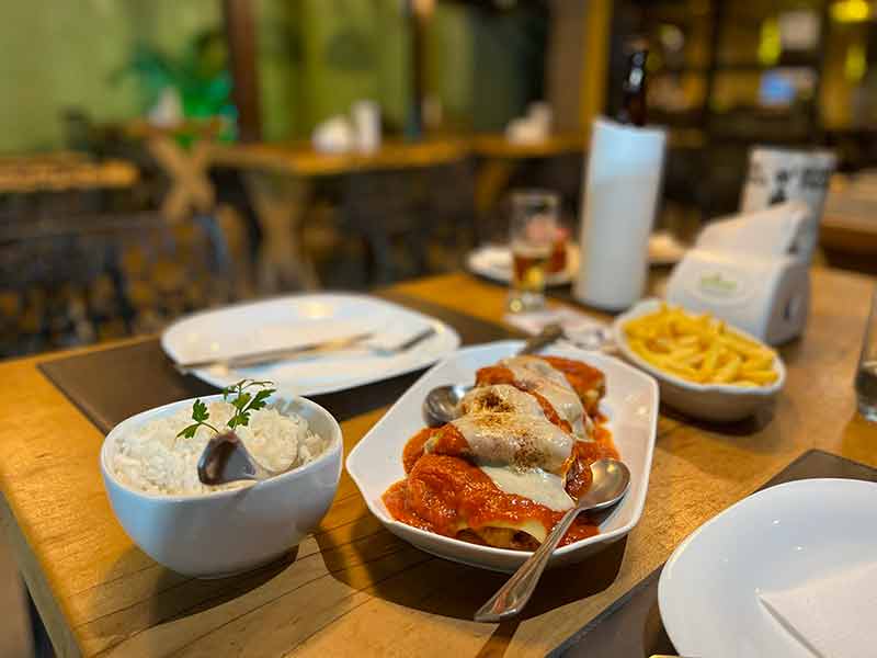 Filé à parmegiana com arroz e batata frita do restaurante O Casarão, em Bonito, MS