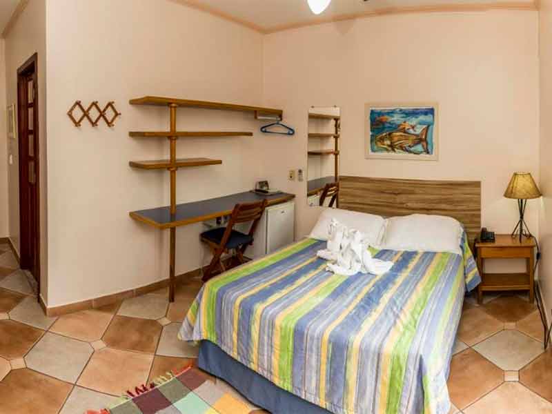 Quarto da Pirá Miúna com cama de casal e frigobar