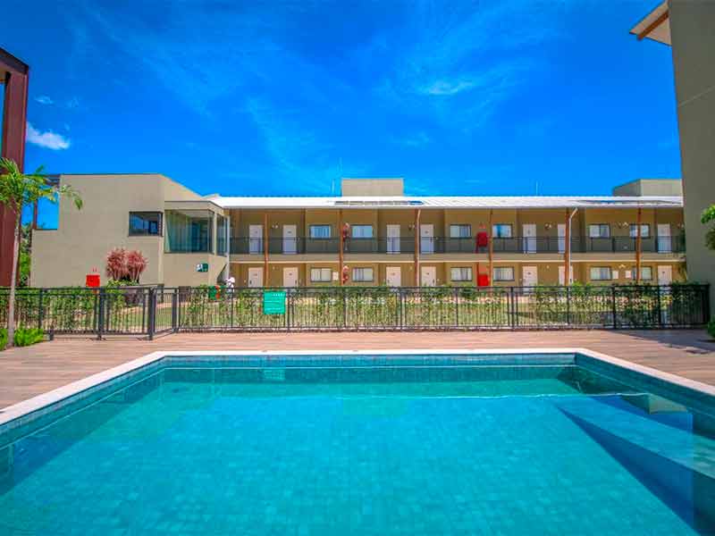 Piscina vazia em dia de céu azul do Promenade, dica entre os hotéis em Bonito