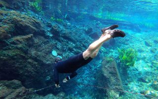 Homem mergulha nas águas cristalinas da Nascente Azul