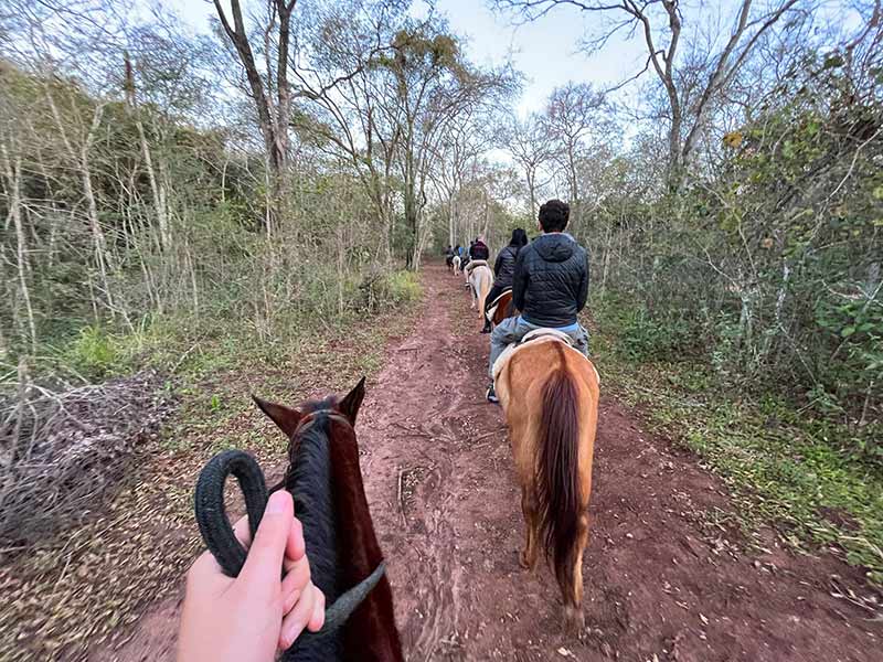 Homens andam a cavalo no Recanto do Peão, uma das atrações em Bonito, MS