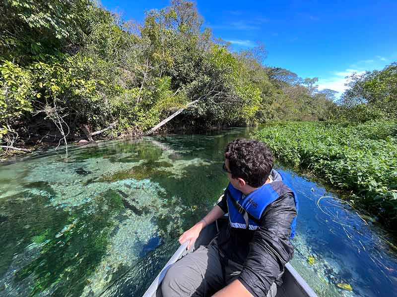 Homem em cima de barco flutuando pelo Rio Sucuri