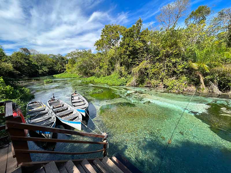 Pier na entrada da flutuação pelo Rio Sucuri, em Bonito, MS, com barcos e água cristalina