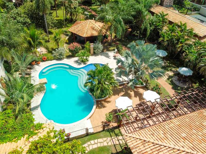 Vista aérea da pousada Surucuá, dica entre os hotéis em Bonito, com piscina e árvores