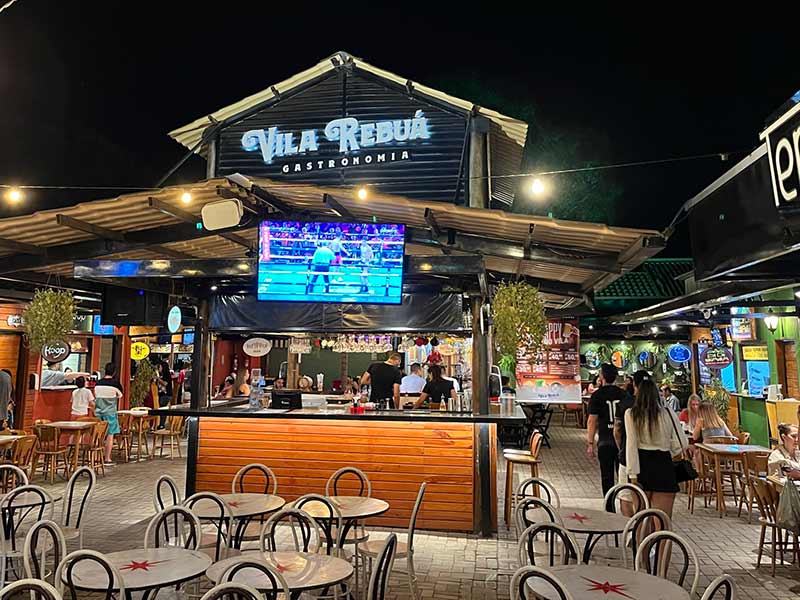 Mesas ao ar livre com restaurantes e bares na Vila Rebuá