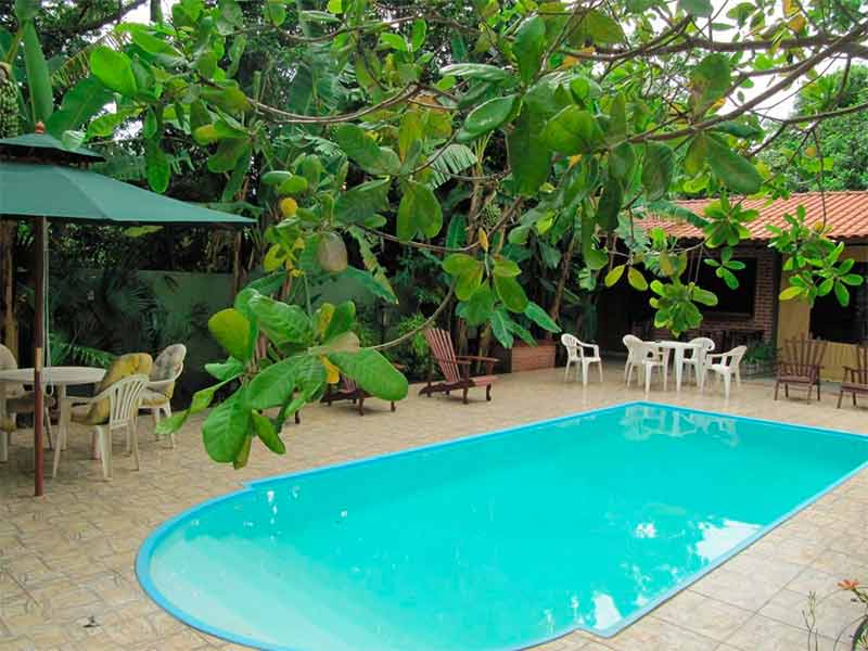 Piscina vazia da Villa Verde, dica entre os hotéis em Bonito, em meio à área verde