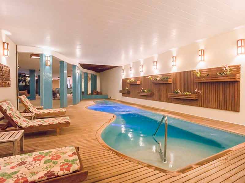 Área da piscina coberta do Wetiga, dica entre os hotéis em Bonito