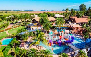 Vista de cima do Zagaia Resort, um dos hotéis em Bonito, com área da piscina e muitas árvores