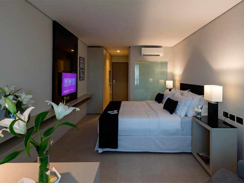 Quarto do LS Hotel com cama de casal e TV