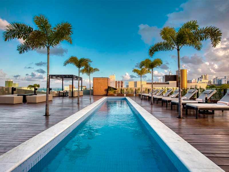 Piscina vazia do LS Hotel, dica de onde ficar em João Pessoa, com espreguiçadeiras