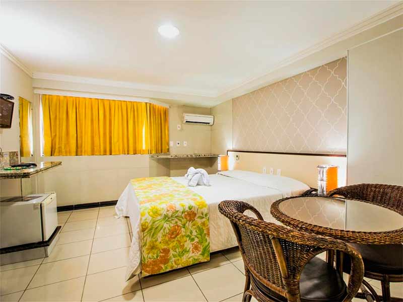 Quarto do Atlântico Praia Hotel, dica de hotel em João Pessoa, com cama de casal e mesa