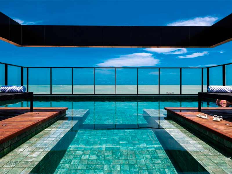 Piscina do Ba'ra, dica entre os hotéis em João Pessoa, com vista para o mar em dia de céu azul