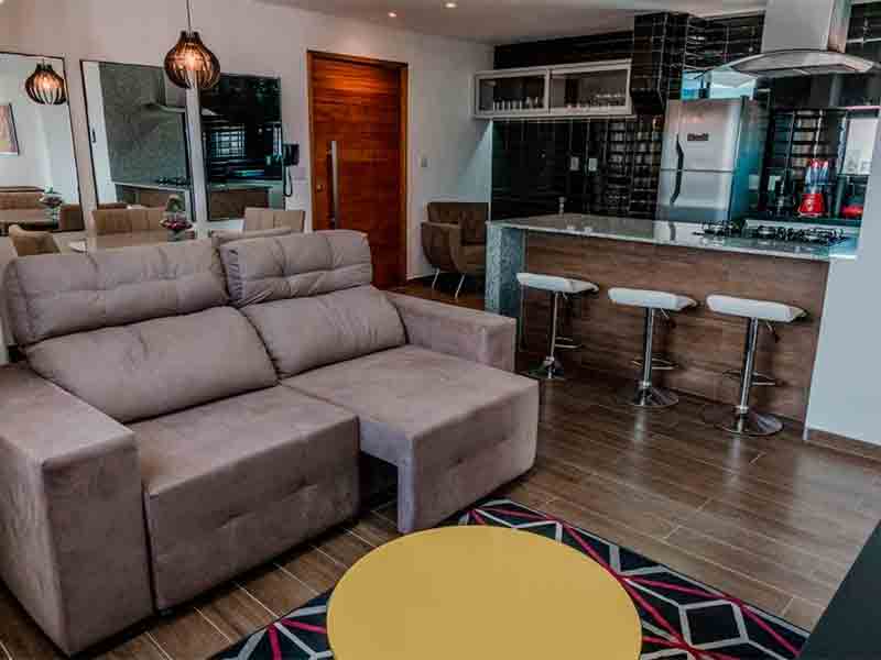Sala de estar com cozinha integrada do Bessa Golden Flats