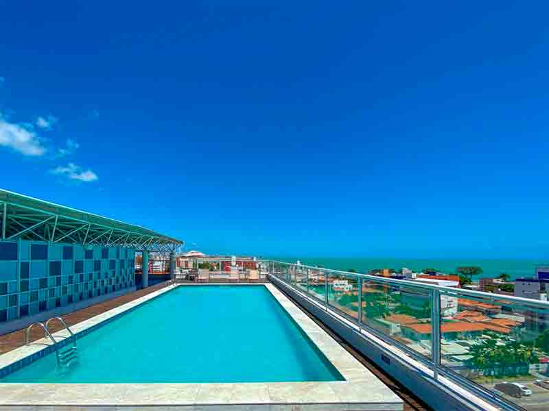 Piscina do Best Western com vista da cidade em dia de céu azul