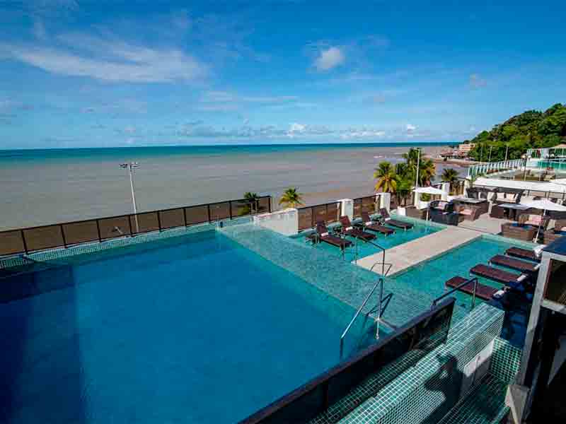 Piscina vazia do Cabo Branco Atlântico Hotel em dia de céu azul