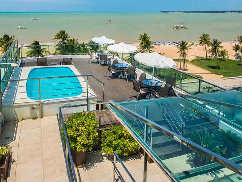 Área externa do Corais de Tambaú com piscina e vista para o mar