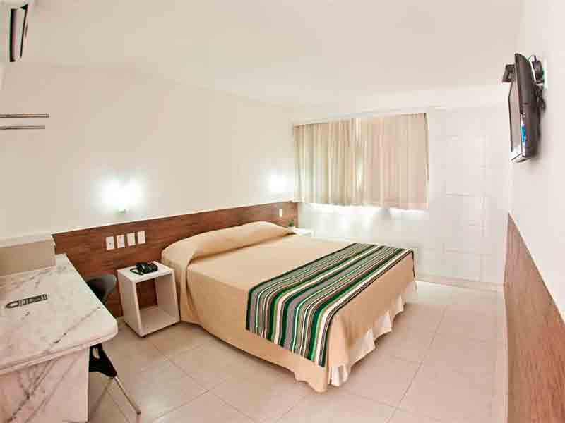 Quarto do Corais de Tambaú, um dos hotéis em João Pessoa, com cama de casal e TV