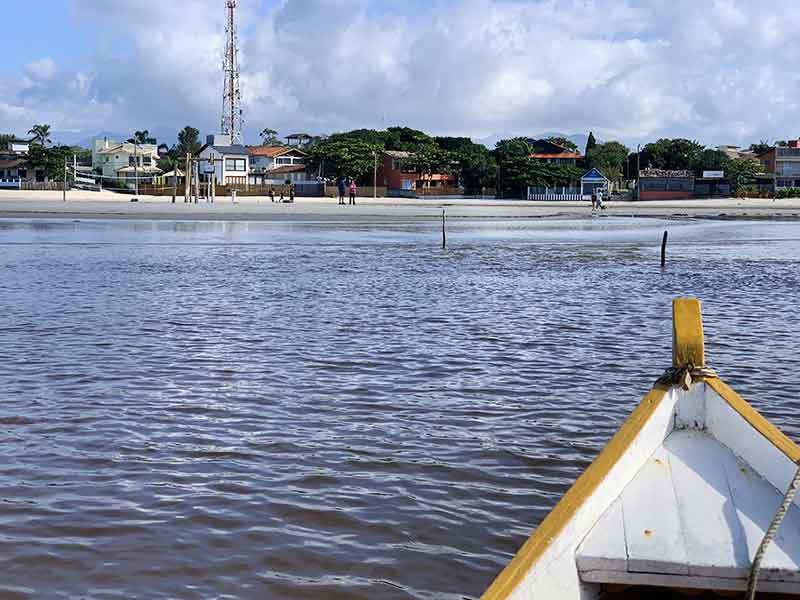 Vista da praia da Guarda do Embaú a partir de barco no Rio da Madre