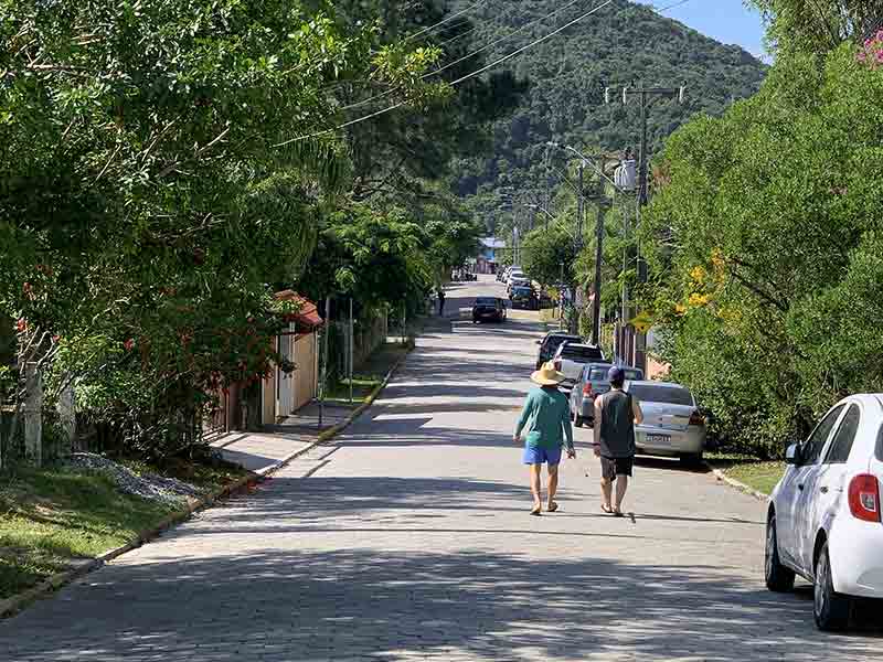 Rua de acesso ao centrinho da Guarda do Embaú