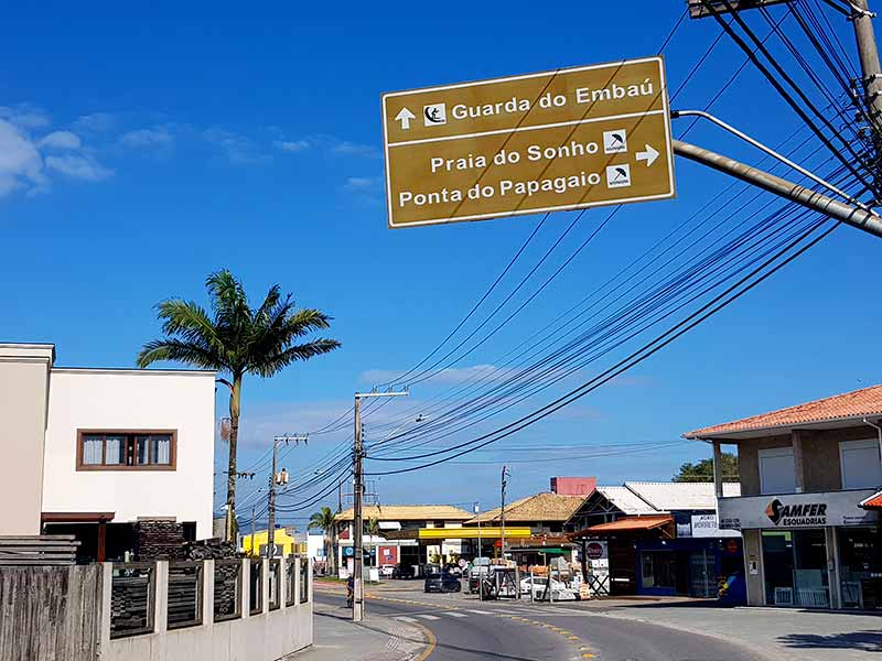 Placa sinaliza como chegar na Guarda do Embaú