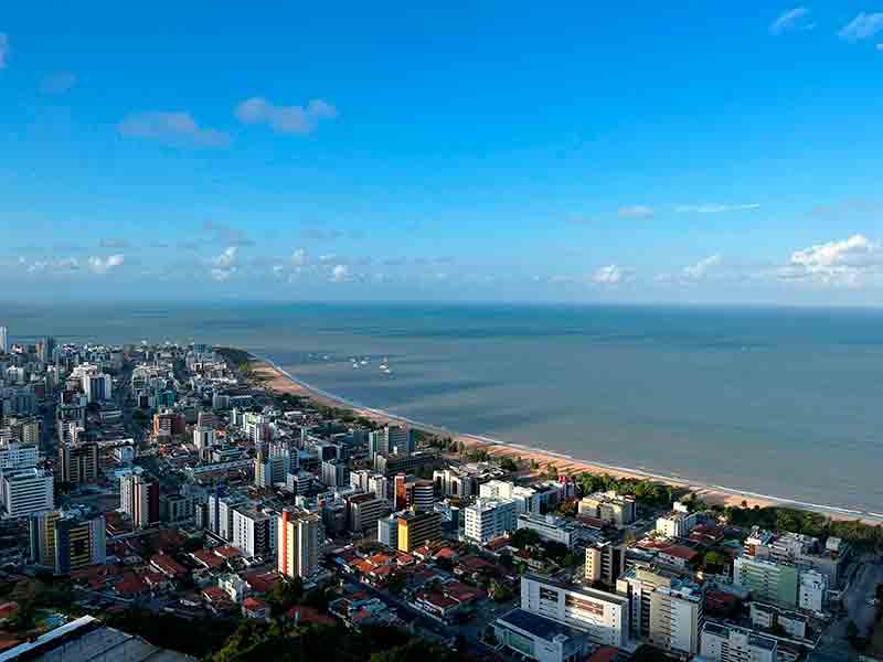 João Pessoa vista de cima com prédios e praia