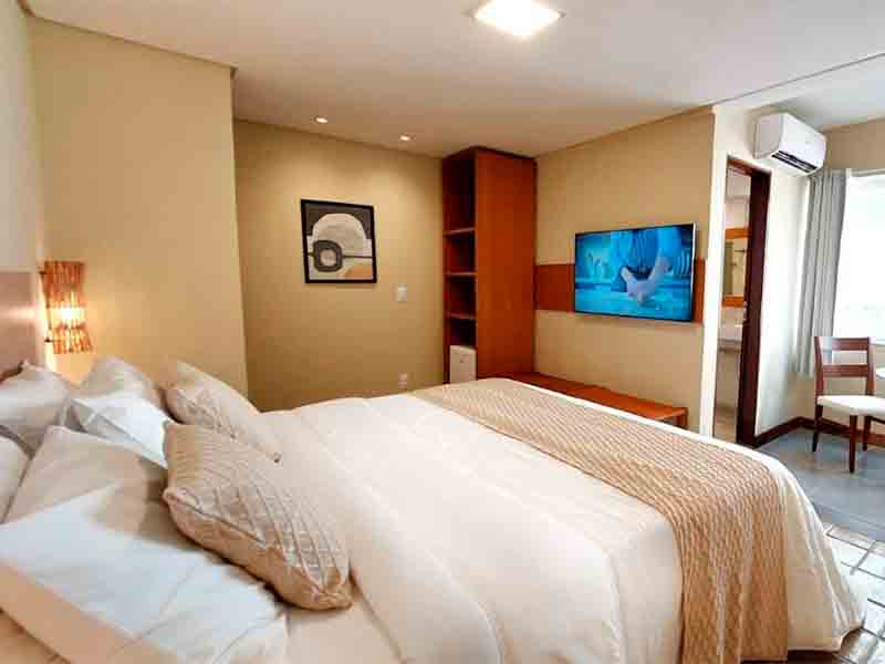 Quarto do Kastel Jampa com cama de casal e TV