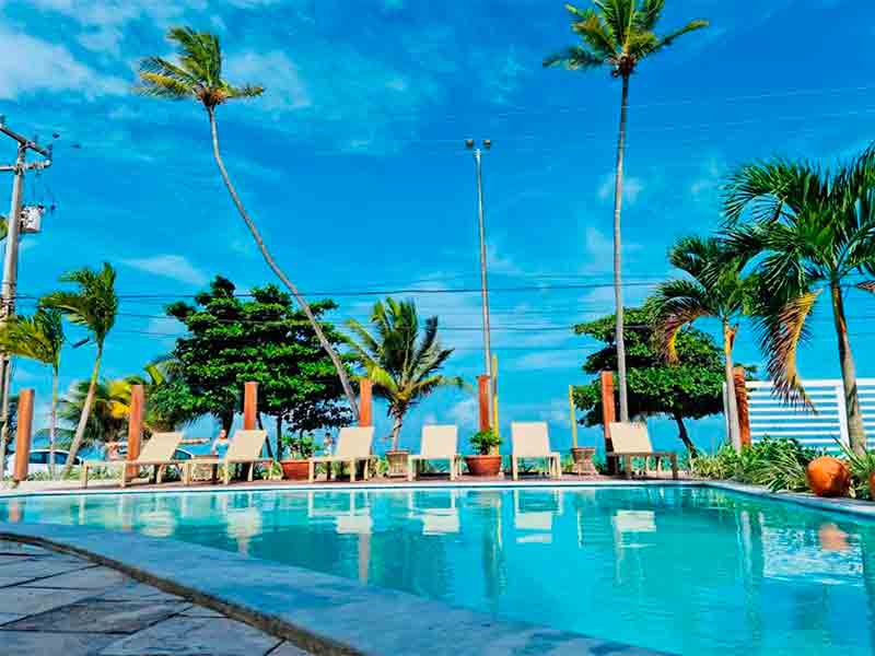 Piscina do Kastel Jampa, dica entre os hotéis em João Pessoa, em dia de céu azul