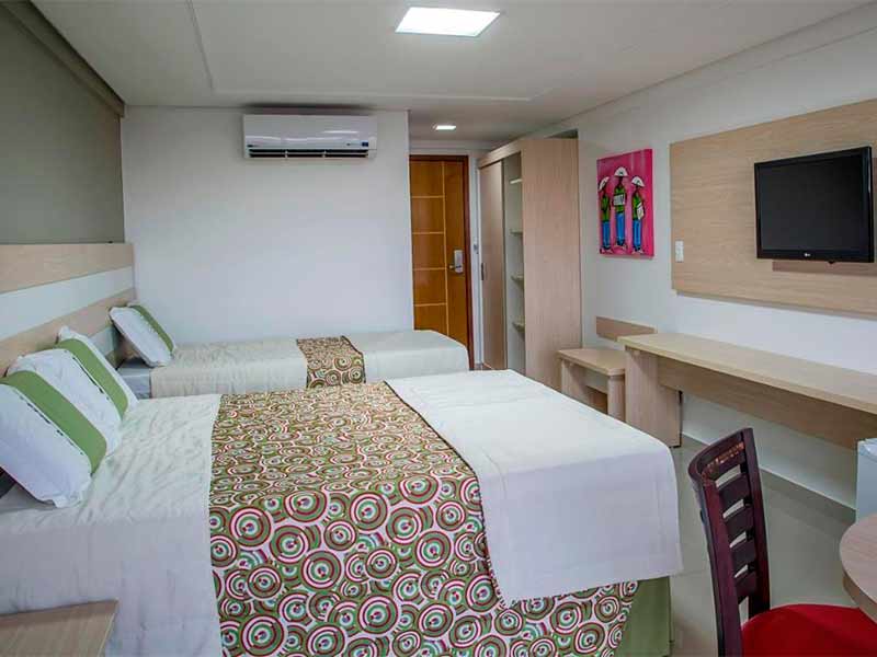 Quarto do Laguna Praia Hotel, dica de hotel em João Pessoa, com duas camas e uma TV