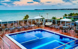 Piscina vazia do Laguna Praia Hotel com vista para o mar na Paraíba