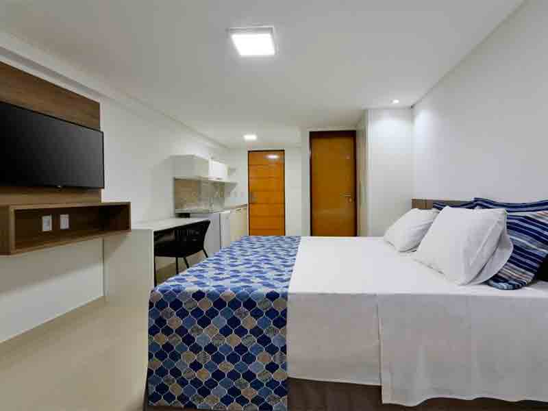 Quarto do Littoral Gold Flat com cama de casal e TV